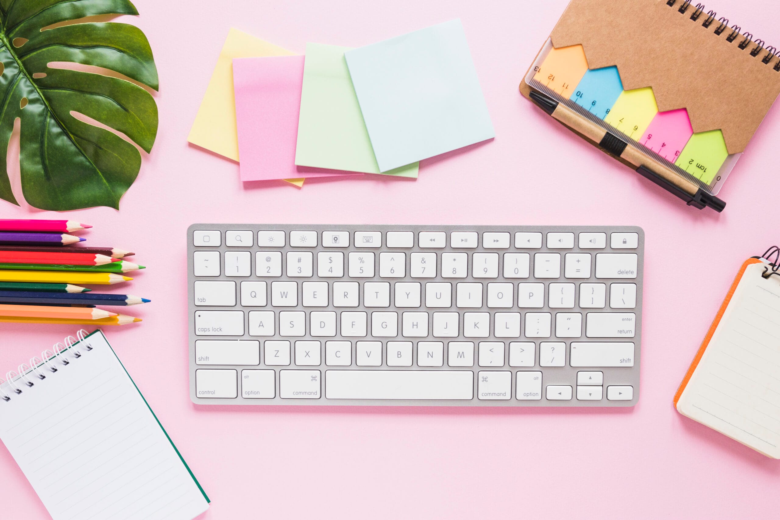 Clavier ordinateur sur bureau de travail rose